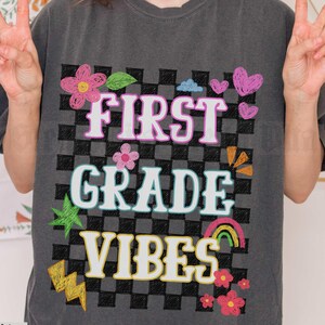 Camiseta Professora da Primeira Série Vibes, Camiseta de Volta às Aulas da Equipe da Primeira Série, Camiseta Doodle de Nível de Série, Camiseta Comfort Colors Teach 1st, Xadrez