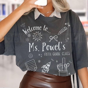 Camiseta com nome do professor da quinta série, camiseta personalizada com cartão postal de volta às aulas, camiseta com rabiscos para o nível da série, camiseta Comfort Colors Teach para a 5ª série