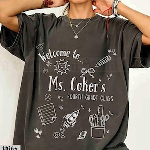 Camiseta com o nome do professor da quarta série, camiseta personalizada com cartão-postal de volta às aulas, camiseta com rabiscos para o nível da série, camiseta Comfort Colors Teach 4th