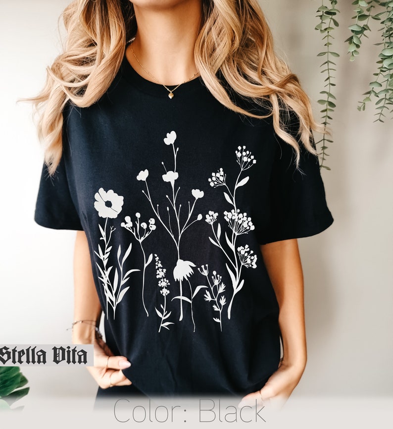 Minimalistisk blommig t-shirt, Komfortfärgad t-shirt, Vit negrös t-shirt med rymdblommor, Vildblommig t-shirt, Boho grafiska t-shirts för kvinnor, Blommig t-shirt bild 2