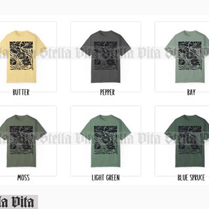 Puede incluir: Seis camisetas de diferentes colores con un dise&ntilde;o floral negro. Los colores son mantequilla, pimienta, bah&iacute;a, musgo, verde claro y azul abeto.