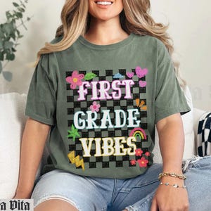 Maglietta per insegnanti "First Grade Vibes", maglietta per il ritorno a scuola della squadra di prima elementare, maglietta con scarabocchio per il livello scolastico, maglietta "Teach 1st" con colori comfort, a quadri