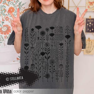 Camiseta gráfica Comfort Colors estilo boho con flores, camiseta floral para estilo cottagecore, camiseta gótica suave con flores negras, camiseta de moda para él o ella. Pepper