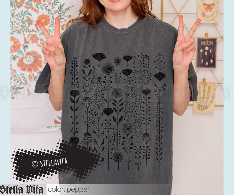 Camiseta gráfica Comfort Colors estilo boho con flores, camiseta floral para estilo cottagecore, camiseta gótica suave con flores negras, camiseta de moda para él o ella. Pepper