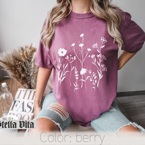 Minimalistisk blommig t-shirt, Komfortfärgad t-shirt, Vit negrös t-shirt med rymdblommor, Vildblommig t-shirt, Boho grafiska t-shirts för kvinnor, Blommig t-shirt bild 3