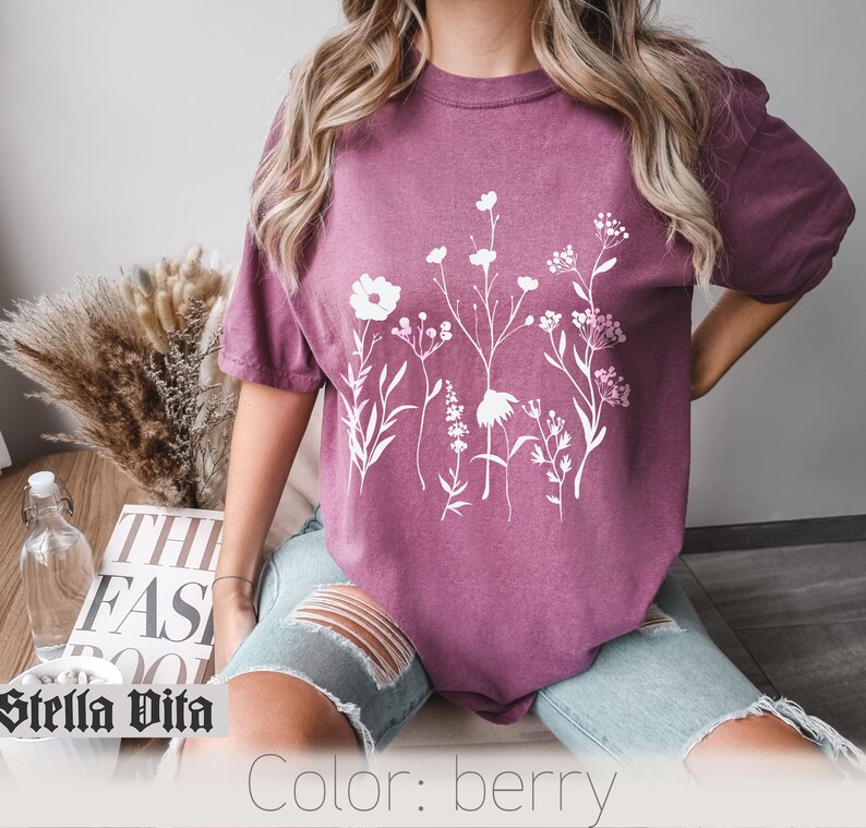 Minimalistisk blommig t-shirt, Komfortfärgad t-shirt, Vit negrös t-shirt med rymdblommor, Vildblommig t-shirt, Boho grafiska t-shirts för kvinnor, Blommig t-shirt bild 3