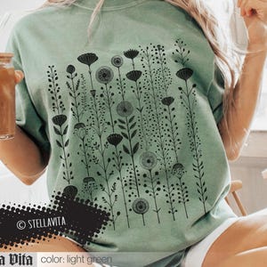 Camiseta gráfica Comfort Colors estilo boho con flores, camiseta floral para estilo cottagecore, camiseta gótica suave con flores negras, camiseta de moda para él o ella. Light Green