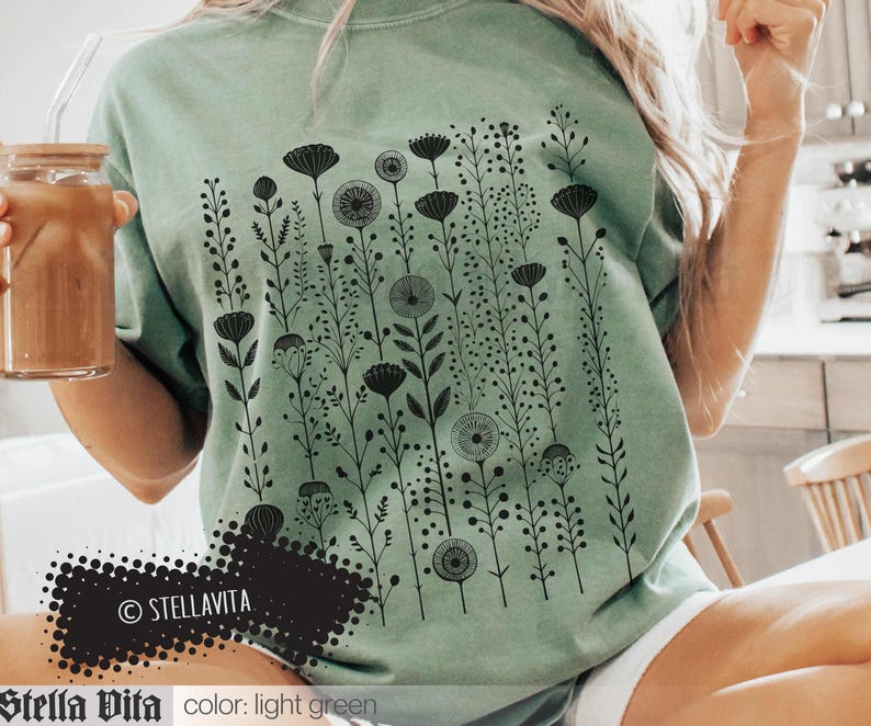 Camiseta gráfica Comfort Colors estilo boho con flores, camiseta floral para estilo cottagecore, camiseta gótica suave con flores negras, camiseta de moda para él o ella. Light Green