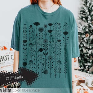 Camiseta gráfica Comfort Colors estilo boho con flores, camiseta floral para estilo cottagecore, camiseta gótica suave con flores negras, camiseta de moda para él o ella. Blue Spruce