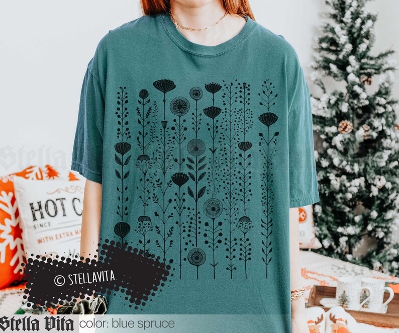 Camiseta gráfica Comfort Colors estilo boho con flores, camiseta floral para estilo cottagecore, camiseta gótica suave con flores negras, camiseta de moda para él o ella. Blue Spruce