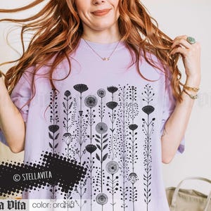 Camiseta gráfica Comfort Colors estilo boho con flores, camiseta floral para estilo cottagecore, camiseta gótica suave con flores negras, camiseta de moda para él o ella. Orchid