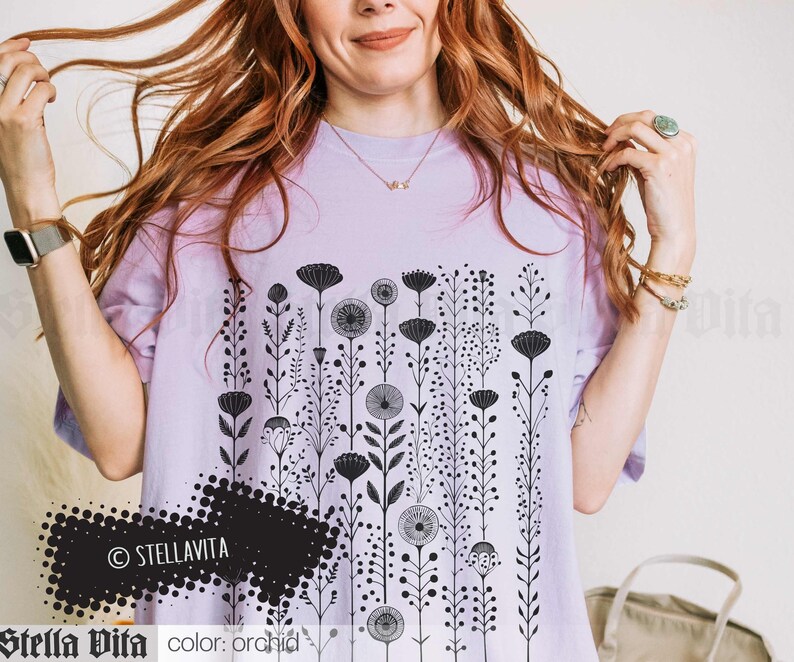 Camiseta gráfica Comfort Colors estilo boho con flores, camiseta floral para estilo cottagecore, camiseta gótica suave con flores negras, camiseta de moda para él o ella. Orchid
