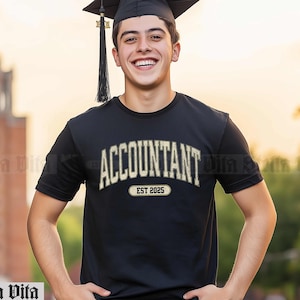 Kundengerechtes Buchhalter-Abschluss-T-Shirt für neuen College-Graduat, Glückwunsch, Buchhaltung Est Datum-Hemd, Uni-Schriftart, Unisex Jersey-T-Stück