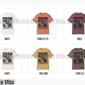 Puede incluir: Seis camisetas con un dise&ntilde;o floral en negro sobre diferentes fondos de color. Los colores son blanco, terracota, ladrillo, marfil, mostaza y espresso.
