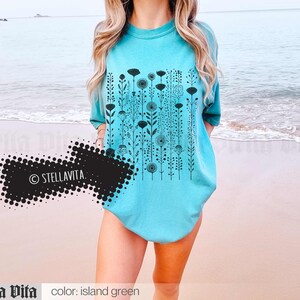 Camiseta gráfica Comfort Colors estilo boho con flores, camiseta floral para estilo cottagecore, camiseta gótica suave con flores negras, camiseta de moda para él o ella. imagen 8