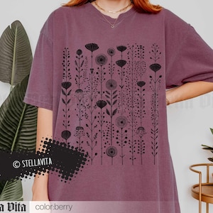 Camiseta gráfica Comfort Colors estilo boho con flores, camiseta floral para estilo cottagecore, camiseta gótica suave con flores negras, camiseta de moda para él o ella. Berry