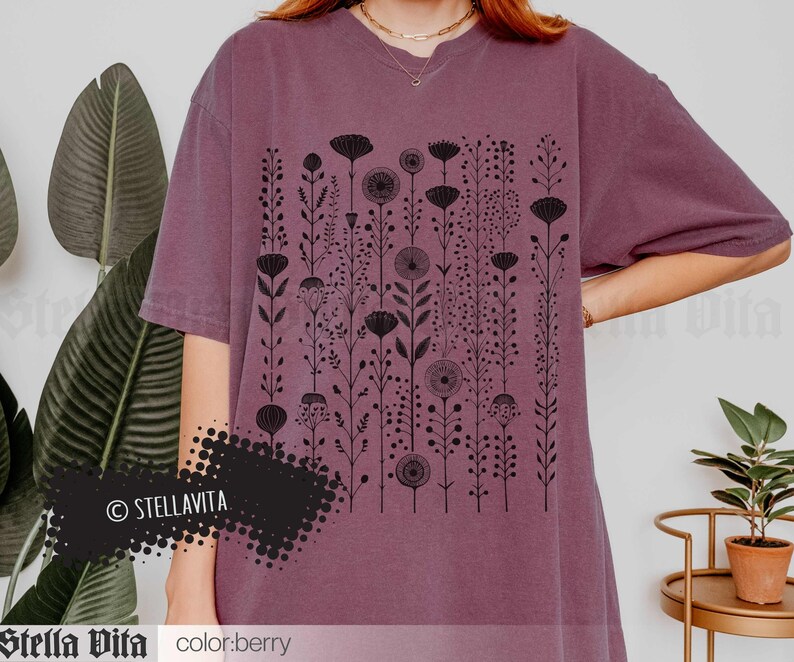 Camiseta gráfica Comfort Colors estilo boho con flores, camiseta floral para estilo cottagecore, camiseta gótica suave con flores negras, camiseta de moda para él o ella. Berry