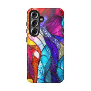 Peut inclure: Une coque de téléphone colorée avec un motif de vitrail présentant des nuances de bleu, de violet, de rouge et de jaune.