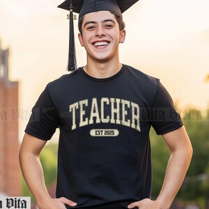 Kundengerechtes Lehrer-Abschluss-T-Shirt für neuen College-Graduat, Glückwunsch-Lehrer Est Datum-Hemd, Uni-Schriftart, Unisex Jersey-T-Stück