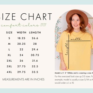 Puede incluir: Tabla de tallas para camisetas con medidas en pulgadas. La tabla muestra el ancho y la longitud de cada talla de la S a la 4XL. La modelo lleva una camiseta talla XL.