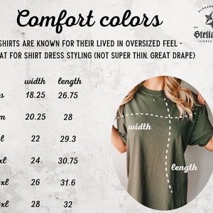 Minimalistisk blommig t-shirt, Komfortfärgad t-shirt, Vit negrös t-shirt med rymdblommor, Vildblommig t-shirt, Boho grafiska t-shirts för kvinnor, Blommig t-shirt bild 5