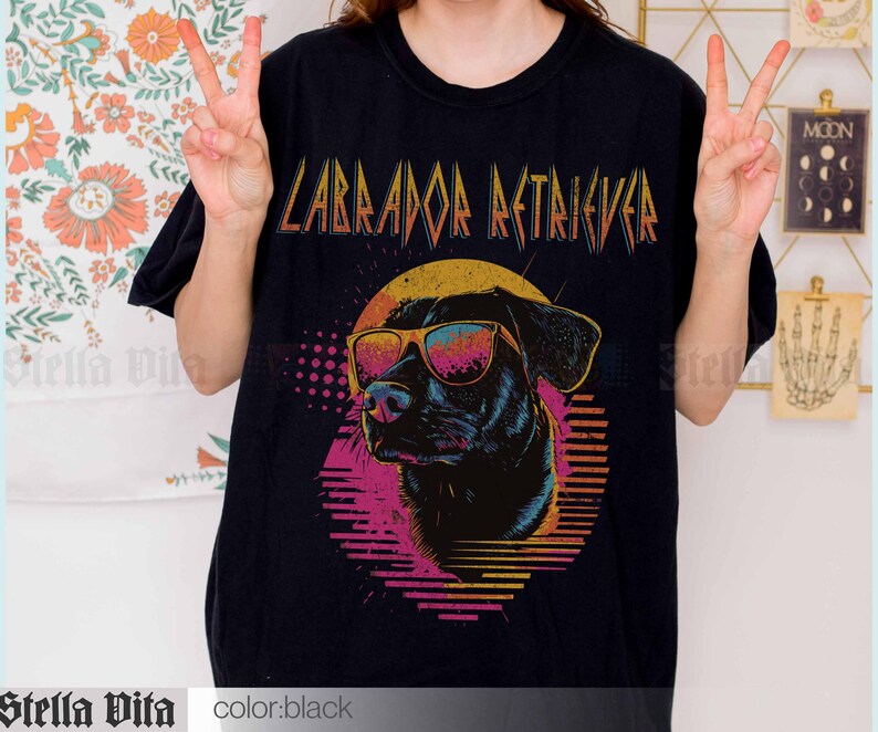 Puede incluir: Camiseta negra con un gr&aacute;fico retro de un Labrador Retriever con gafas de sol y el texto "Labrador Retriever" en una fuente met&aacute;lica en negrita.