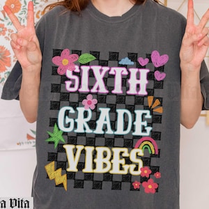 Camiseta de professor com vibrações da sexta série, camiseta do time de volta às aulas da sexta série, camiseta Checker Grade Level Doodle, camiseta Comfort Colors Teach 6th