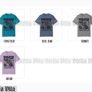 Puede incluir: Cuatro camisetas con un dise&ntilde;o de estampado floral en blanco y negro. Las camisetas se muestran en cuatro colores diferentes: azul topacio, azul vaquero, granito y orqu&iacute;dea.