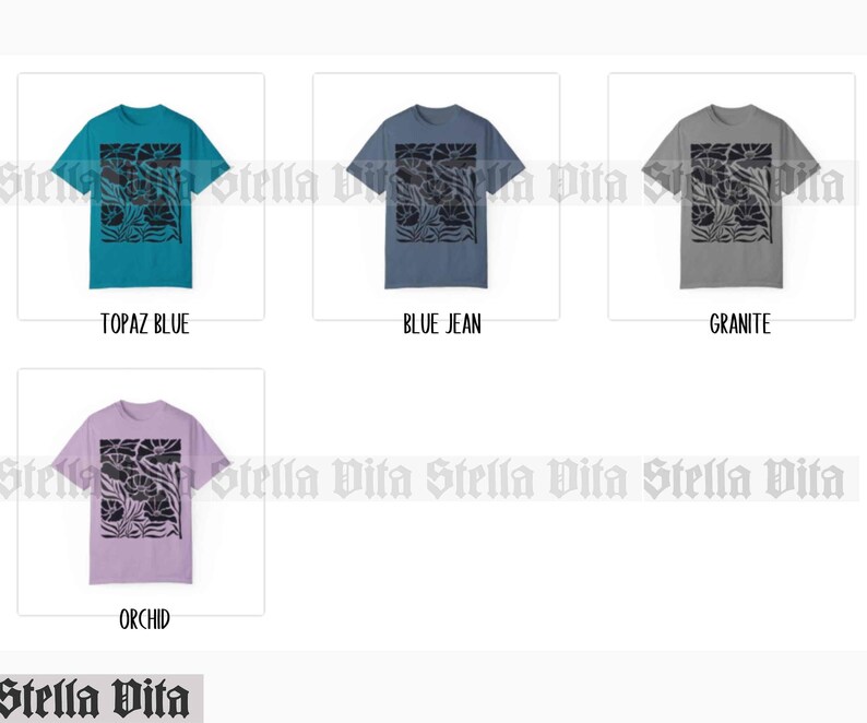 Puede incluir: Cuatro camisetas con un dise&ntilde;o de estampado floral en blanco y negro. Las camisetas se muestran en cuatro colores diferentes: azul topacio, azul vaquero, granito y orqu&iacute;dea.