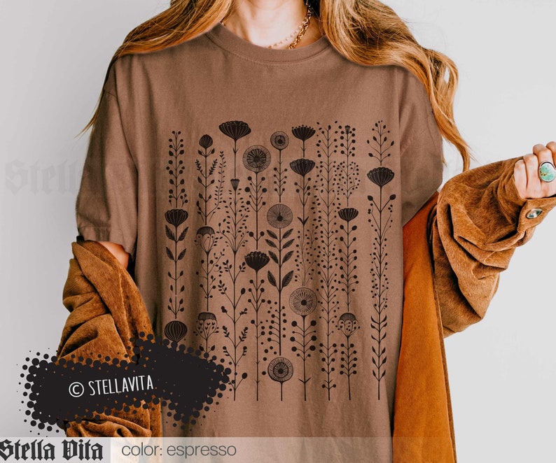 Camiseta gráfica Comfort Colors estilo boho con flores, camiseta floral para estilo cottagecore, camiseta gótica suave con flores negras, camiseta de moda para él o ella. Espresso