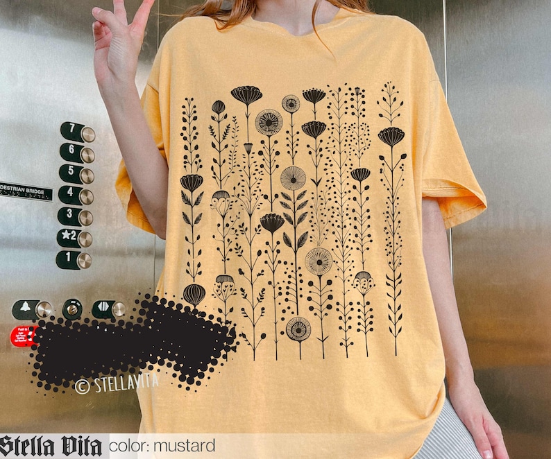 Camiseta gráfica Comfort Colors estilo boho con flores, camiseta floral para estilo cottagecore, camiseta gótica suave con flores negras, camiseta de moda para él o ella. Mustard