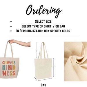 K&ouml;nnte beinhalten: Eine beige Canvas-Tragetasche mit dem Text "Choose Kindness" in bunten Buchstaben. Die Tasche ist 18 Zoll breit und 15 Zoll hoch. Die Tasche wird mit einer Nahaufnahme der Stoffstruktur gezeigt.