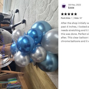 Może przedstawiać: Przezroczysty balon o średnicy 45 cm z napisem "Edward's Birthday Happy 2023" w niebieskich literach. Balon jest otoczony grupą niebieskich i srebrnych chromowanych balon&oacute;w.