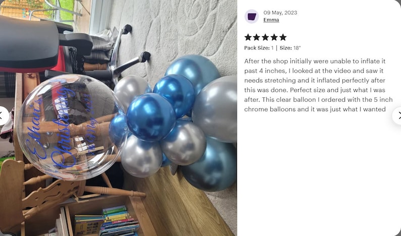 Może przedstawiać: Przezroczysty balon o średnicy 45 cm z napisem "Edward's Birthday Happy 2023" w niebieskich literach. Balon jest otoczony grupą niebieskich i srebrnych chromowanych balon&oacute;w.