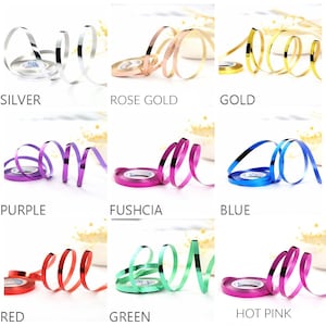 Puede incluir: Surtido de cinta de curling metálica en varios colores, incluyendo plata, oro rosa, oro, morado, fucsia, azul, rojo, verde y rosa intenso. La cinta está rizada y dispuesta en una cuadrícula.