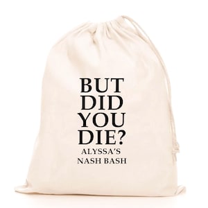 Könnte beinhalten: Ein cremefarbener Beutel mit Kordelzug und dem Text "BUT DID YOU DIE?" in fetten schwarzen Buchstaben. Darunter steht "ALYSSA'S NASH BASH" in kleinerer Schrift. Der Beutel besteht aus einem weichen, undurchsichtigen Material.