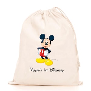 Könnte beinhalten: Eine weiße Baumwoll-Kordeltasche mit einem aufgedruckten Bild von Mickey Mouse und dem Text "Mateo's 1st Birthday".