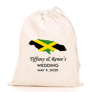 Könnte beinhalten: Eine weiße Baumwoll-Kordeltasche mit einer schwarzen und grünen Umrandung von Jamaika in den Farben der jamaikanischen Flagge. Die Tasche trägt den Aufdruck "Tiffany & Renee's Wedding May 9, 2025".
