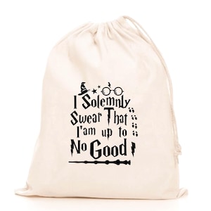 Può includere: Una sacca color crema con coulisse con la frase nera "I Solemnly Swear That I'm up to No Good". Il design include un cappello da mago, occhiali, stelle, impronte e una bacchetta. La sacca è in tessuto morbido.