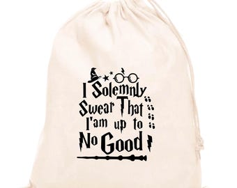 Może przedstawiać: Kremowy worek ze sznurkiem z czarnym napisem "I Solemnly Swear That I'm up to No Good". Projekt zawiera kapelusz czarodzieja, okulary, gwiazdy, ślady stóp i różdżkę. Torba wykonana jest z miękkiej, naturalnej tkaniny.