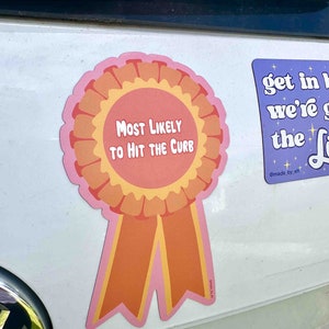Imán para parachoques con cinta de premio "Lo más probable es que golpee la acera"