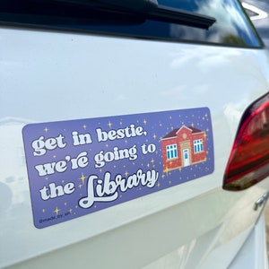 ¡Entra, mejor amiga, vamos a la biblioteca! Imán para parachoques para amantes de los libros