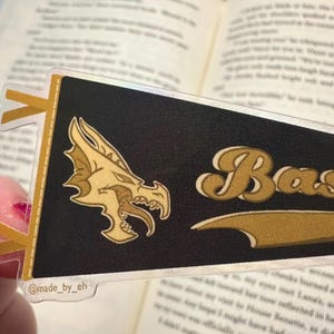 Basgiath Transparent Vintage Sports Pennant Fourth Wing Inspired Sticker immagine 2