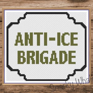 Anti-ICE Brigade-kruissteekpatroon - snauw, politiek, liberaal, protest, progressief, badge spoof, satire