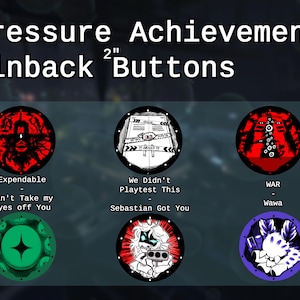 Op de afbeelding: Een verzameling van zes 5 cm pinback-knoppen met verschillende ontwerpen. De knoppen tonen zwart-witte of rood-zwarte afbeeldingen. Tekst op de knoppen is onder meer "Expendable", "We Didn't Playtest This" en "WAR".
