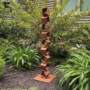 Modern Rusted Metal Sculpture for Garden – Outdoor Stacked Cube Yard Art – Industrial Steel Decor for Landscaping, Patio, or Lawn