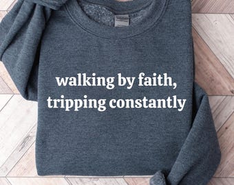 Sudadera "Caminando por fe, tropezando constantemente", camiseta con versículo bíblico cristiano, camiseta divertida sobre la fe, regalo religioso para mujeres, camiseta inspiradora