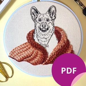 Puede incluir: Diseño bordado de un perro con una bufanda marrón, en un aro de bordado azul sobre un fondo amarillo. La palabra "PDF" está en una pegatina rosa.