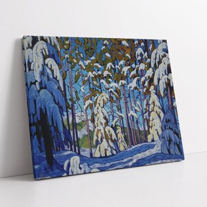 K&ouml;nnte beinhalten: Ein Gem&auml;lde, das eine schneebedeckte Waldszene mit hohen, schlanken B&auml;umen zeigt, die mit wei&szlig;em Schnee bedeckt sind. Die B&auml;ume sind in Blaut&ouml;nen, Gr&uuml;n- und Braunt&ouml;nen gemalt, mit einem Hauch von Gelb im Schnee. Das Gem&auml;lde hat einen stilisierten, fast abstrakten Charakter.