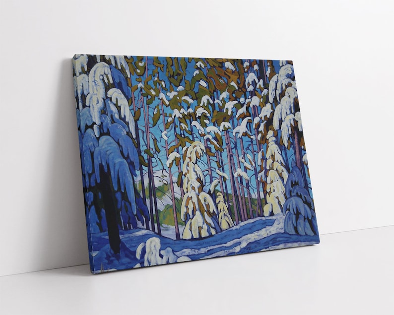 K&ouml;nnte beinhalten: Ein Gem&auml;lde, das eine schneebedeckte Waldszene mit hohen, schlanken B&auml;umen zeigt, die mit wei&szlig;em Schnee bedeckt sind. Die B&auml;ume sind in Blaut&ouml;nen, Gr&uuml;n- und Braunt&ouml;nen gemalt, mit einem Hauch von Gelb im Schnee. Das Gem&auml;lde hat einen stilisierten, fast abstrakten Charakter.